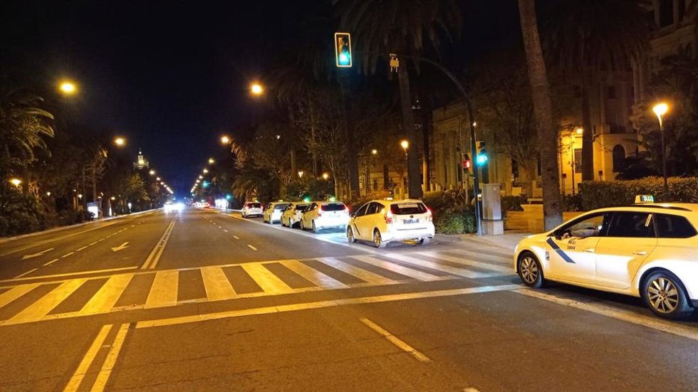 Taxis estacionados en el Paseo del Parque.