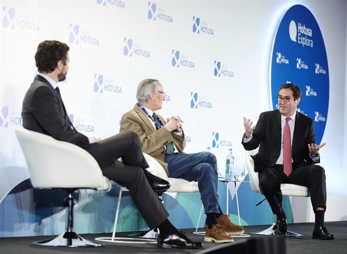 Archivo - (I-D) El presidente del PP, Pablo Casado; el exministro de Asuntos Exteriores en el Gobierno de José María Aznar, Josep Piqué y el presidente de la CEOE, Antonio Garamendi, en la inauguración oficial de la VIII edición del Foro de Innovación T