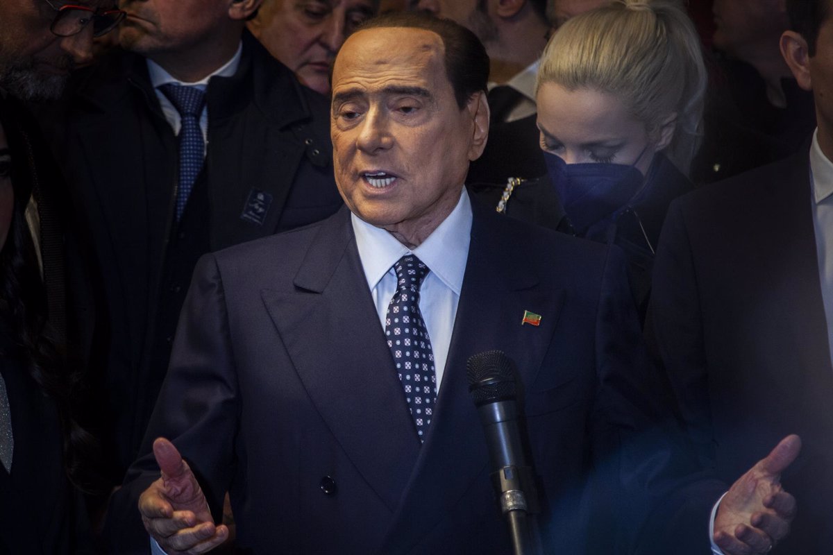Berlusconi ha trascorso una prima notte “tranquilla” in “condizioni stabili” in terapia intensiva