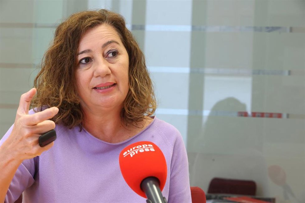 La presidenta del Govern y candidata socialista a la presidencia del Govern, Francina Armengol, durante una entrevista con Europa Press