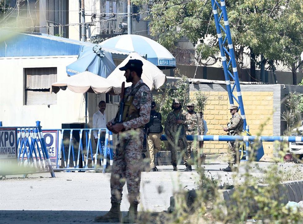 Archivo - Un miembros de las fuerzas de seguridad de Pakistán en un puesto de control en Karachi (archivo).