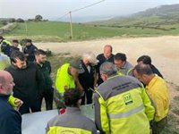 El viento y la orografía del terreno dificultan la extinción del incendio forestal de Tarifa