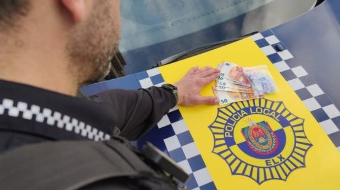 La Policía Local de Elche interviene pastillas de extasis y dinero en efectivo en una operación que se ha saldado con un hombre de 22 años detenidos por un presunto delito contra la salud pública.