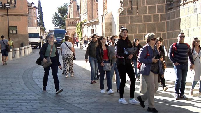 Archivo - Transeúntes circulando por la calle Reyes Católicos de Toledo tras su remodelación