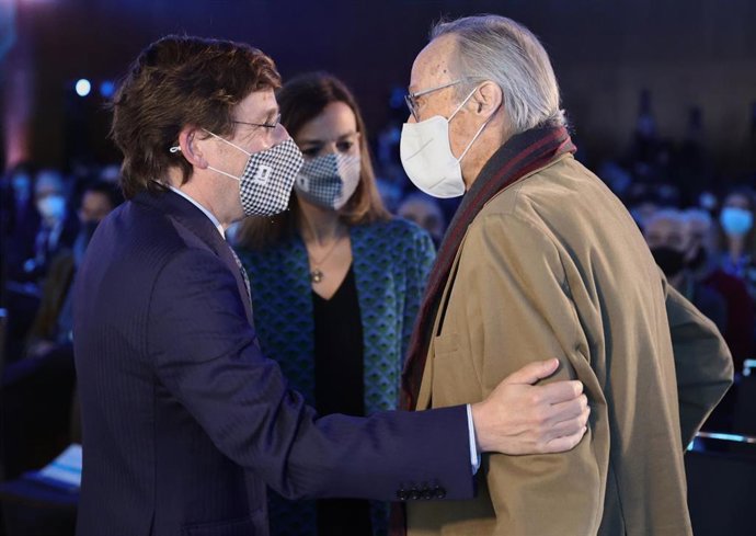 Archivo - El alcalde de Madrid, José Luis Martínez- Almeida y  el exministro Josep Piqué. Archivo.