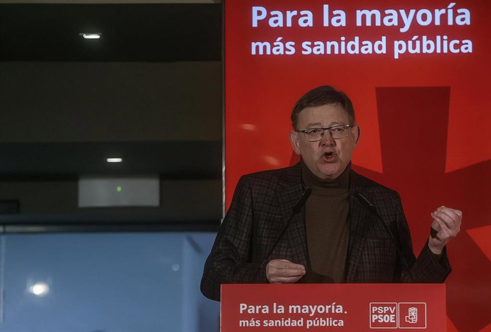 Archivo - El secretario general del PSPV y presidente de la Generalitat, Ximo Puig, participa en el acto 'Para la mayoría, más Sanidad Pública'