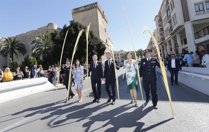 El presidente de la Generalitat valenciana, Ximo Puig (3i), y el alcalde de Elche, Carlos González Serna (4i), asisten, con una palma en la mano, a la Procesión de Las Palmas, a 2 de abril de 2023