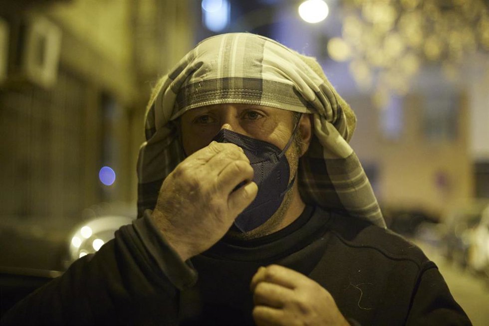 Archivo - Un costalero de pone una mascarilla FFP2 durante el primer ensayo de costaleros de la Hermandad del Baratillo, con medidas covid-19, preparatorio a la Semana Santa de 2022, a 2 de febrero de 2022 en Sevilla (Andalucía, España)