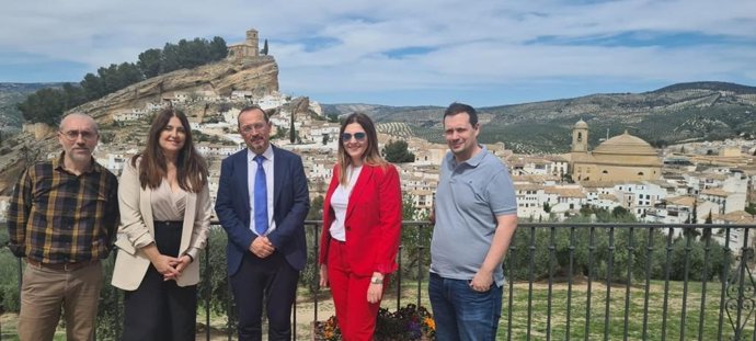Visita de autoridades al Museo de la Iglesia de Montefrío (Granada).