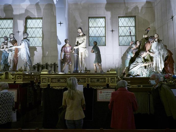 Archivo - Imagen de los pasos de la procesión de Pamplona, en el local de la Hermandad de la Pasión