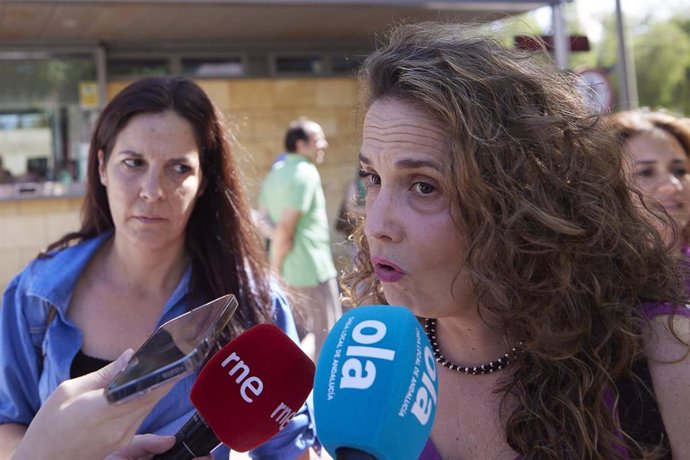 Archivo - La secretaria general de la Federación de Enseñanza de CCOO de Andalucia, Marina Vega, atiende a los medios en una foto de archivo.