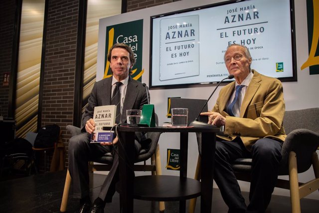 Archivo - El expresidente del Gobierno José María Aznar presenta su libro "El futuro es hoy" en Barcelona junto al presidente de la Fundación Iberoamericana Empresarial Josep Piqué 