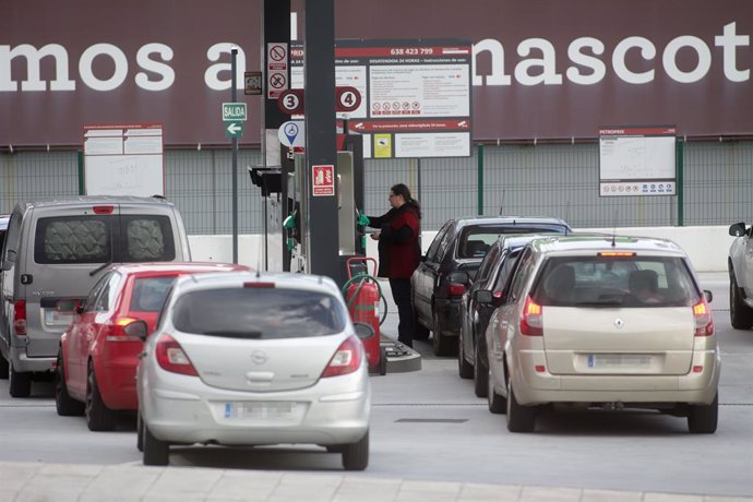 Archivo - Colas de coches en una gasolinera, a 31 de diciembre de 2022, en Lugo, Galicia (España). El Gobierno anunció el pasado martes 27 de diciembre que pondría fin al descuento de 20 céntimos por litro de carburante a finales de año. Es por ello que