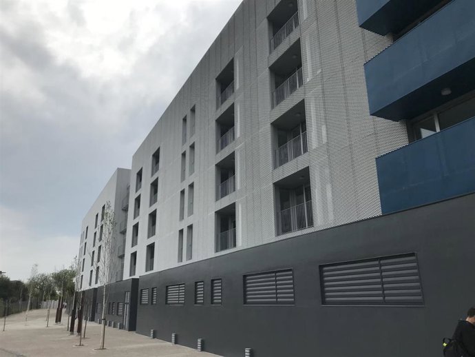 Archivo - Edificio de viviendas sociales de la calle Fray Luis Urbano de Las Fuentes con los balcones azules en primer plano
