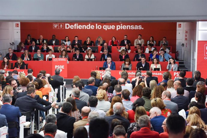 El secretario general del PSOE y presidente del Gobierno, Pedro Sánchez (3d), preside la reunión del Comité Federal 'Defiende lo que piensas', en la sede federal del PSOE, a 18 de marzo de 2023, en Madrid (España).