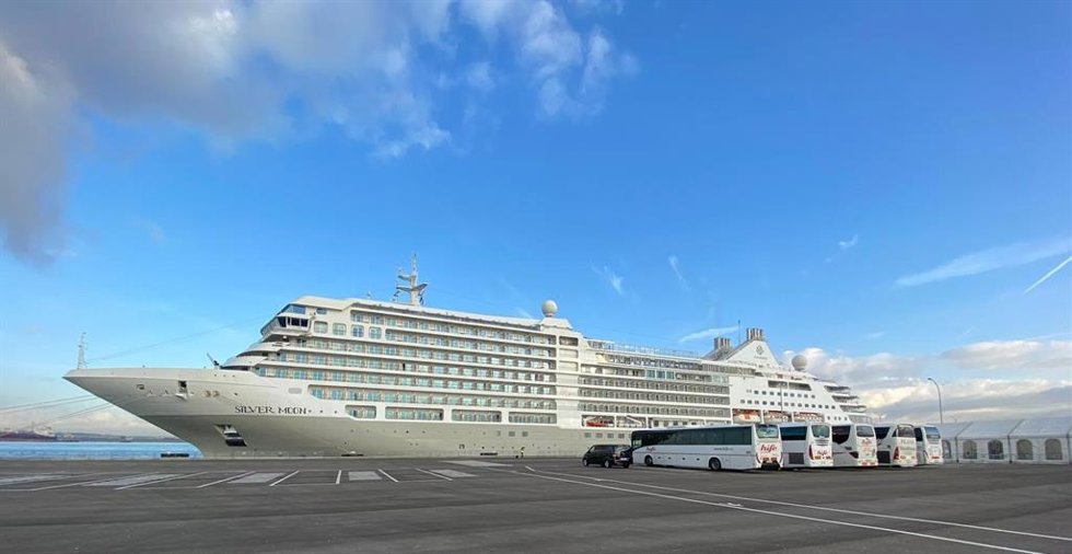 El Silver Moon, atracado en el Port deTarragona.
