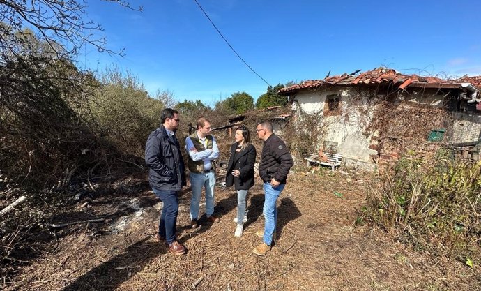 Adrián Pumares visita las zonas quemadas por los incendios forestales en Valdés.