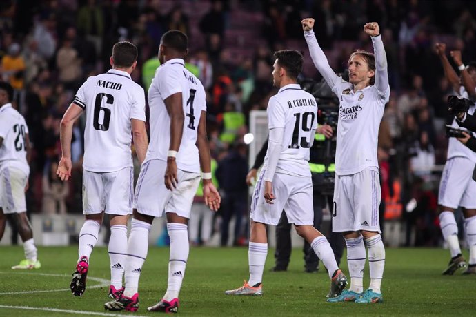 El croata Luka Modric, celebra la victoria del Real Madrid en la vuelta de las semifinales de la Copa del Rey en el Camp Nou ante el FC Barcelona. 