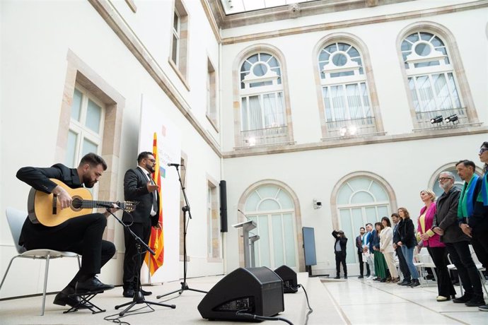 El cantante Antonio Campos, el 'Bocaíllo', y el guitarrista Falete Perona, en el acto por el Día del Pueblo Gitano en el Parlament