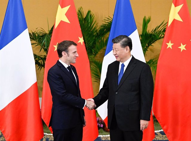 BEIJING, April 6, 2023  -- Chinese President Xi Jinping holds talks with French President Emmanuel Macron 
