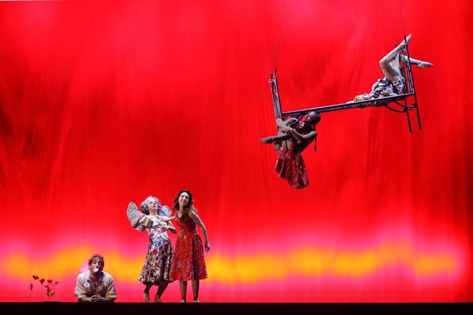 Escena de 'Nuda', la obra de teatro acrobático de Daniele Finzi Pasca que estrena el Teatro Olympia