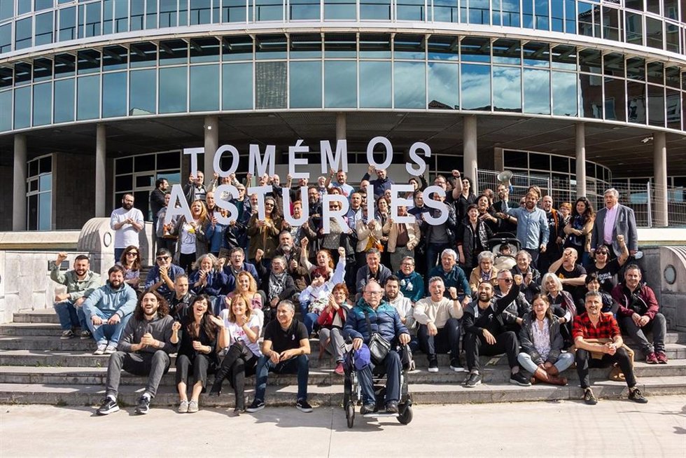 La candidata de Podemos en Asturias, Covadonga Tomé, con miembros de la candidatura y militantes que la apoyan.