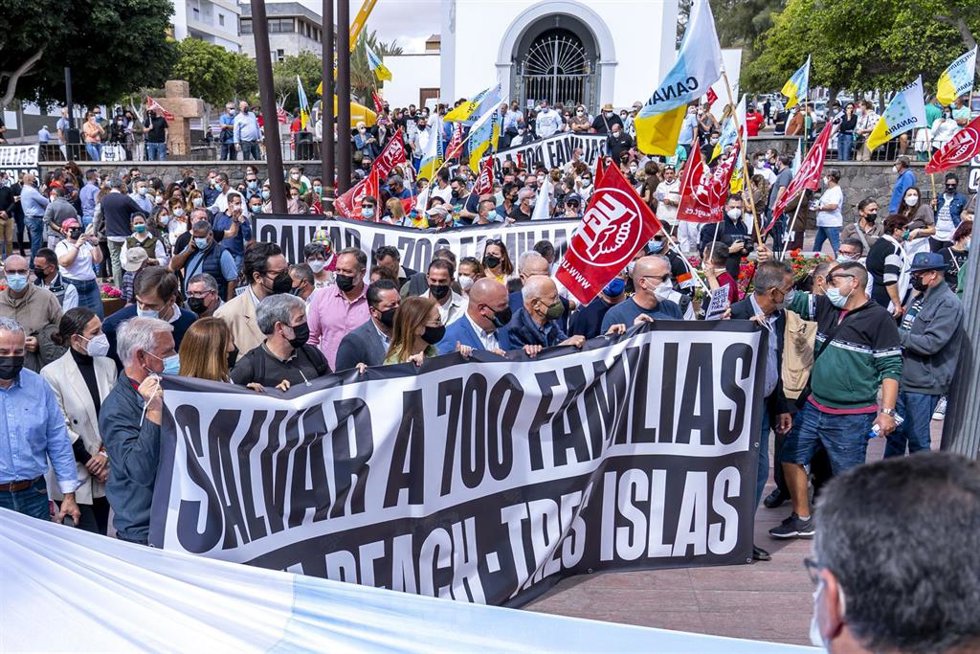 Archivo - Una de las manifestaciones de trabajadores de los hoteles Tres Islas y Oliva Beach apoyados por diferentes representantes políticos en Fuerteventura