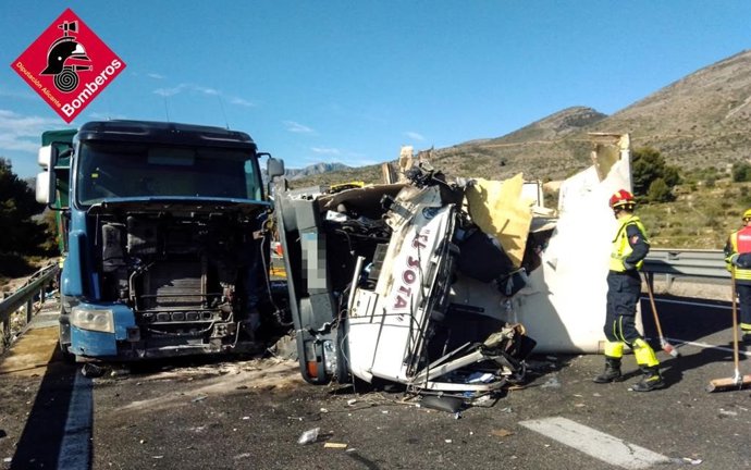 Ferit un home amb politraumatisme després de collisionar dos camions i bolcar un a l'AP7 a Benissa