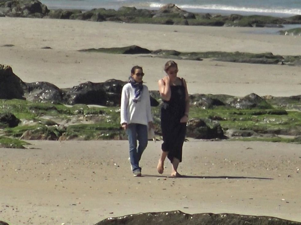MARÍA PALACIOS DISFRUTA DE UN PASEO POR LAS PLAYAS DE GALICIA CON UNA AMIGA EN MITAD DE LA POLÉMICA CON ANA OBREGÓN
