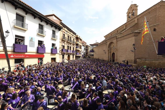 Archivo - Multitud de personas tocan tambores en la Plaza de España de Calanda, e 2022, en Calanda, Teruel. El mediodía del Viernes Santo se produce en Calanda la rompida de la hora de los tambores, tras el sonido del reloj de la torre del Pilar. 