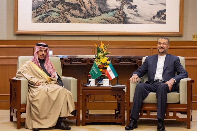 Faisal bin Farhan y Hossein Abdollahian,  ministros de Asuntos Exteriores de Arabia Saudí e Irán, respectivamente.