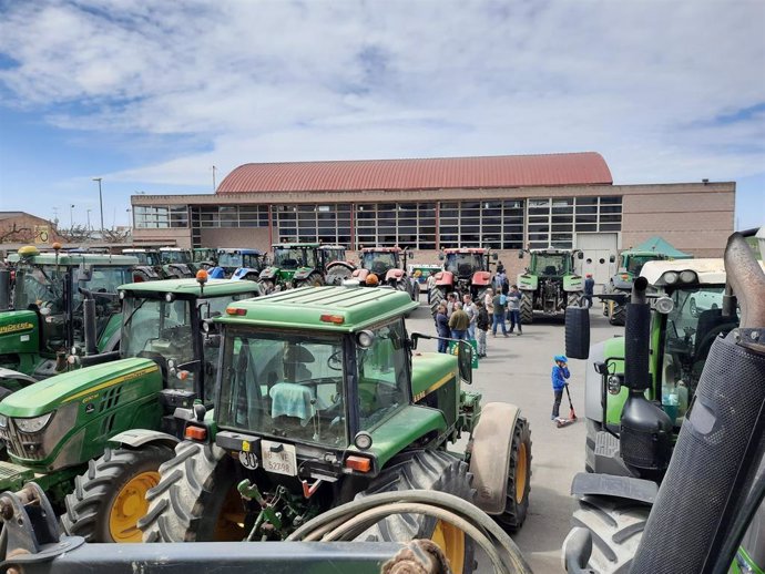 Unos 100 agricultores reclaman en Cervera (Lleida) ayudas para el sector ante las pérdidas
