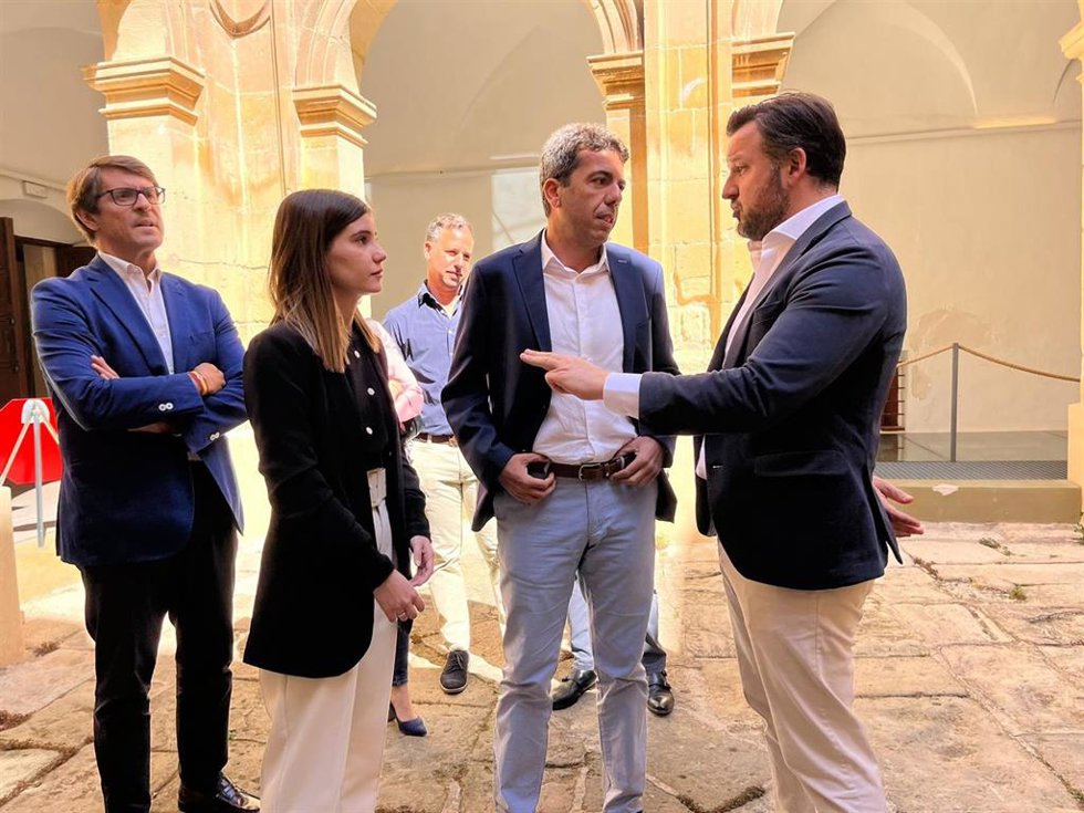 El presidente del PPCV, Carlos Mazón, el candidato del PP a la Alcaldía de Elche, Pablo Ruz, y la vicesecretaria de Comunicación del PP en la provincia de Alicante, Lucía Peral