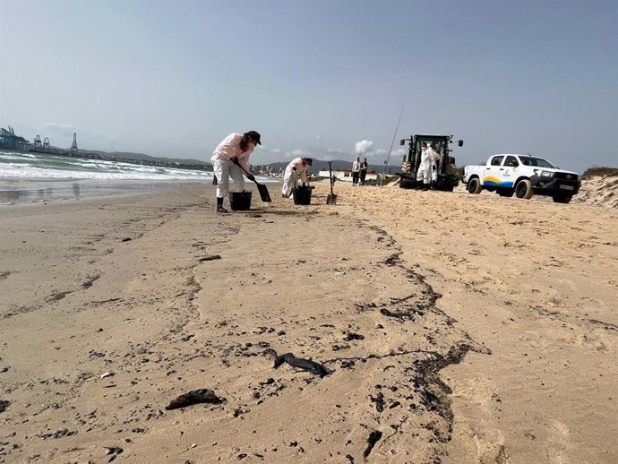 Labores de limpieza de restos de hidrocarburo en la playa de El Rinconcillo de Algeciras (Cádiz).