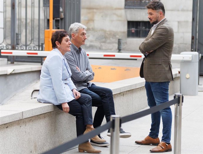  La diputada de EH Bildu en el Congreso Mertxe Aizpurua; el portavoz presupuestario de EH-Bildu, Oskar Matute, y el portavoz de ERC en el Congreso, Gabriel Rufián, en el Congreso de los Diputados, a 30 de marzo de 2023, en Madrid (España). 