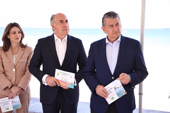 El consejero de la Presidencia, Interior, Diálogo Social y Simplificación Administrativa, Antonio Sanz, (d) junto al alcalde de Algeciras, José Ignacio Landaluce (2d), en una foto de archivo.