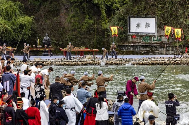 The Dujiangyan Water-Releasing Festival kicks off on Apr 5 in Chengdu, capital of Southwest China's Sichuan province, to commemorate the founders of the Dujiangyan Irrigation System.