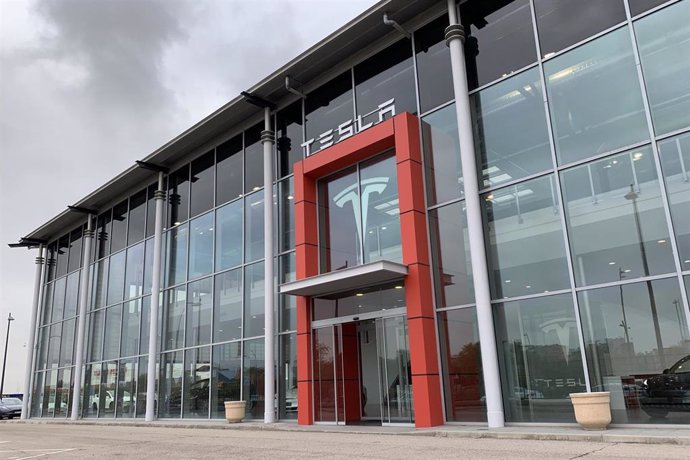 Archivo - Nuevo centro de ventas de Tesla.