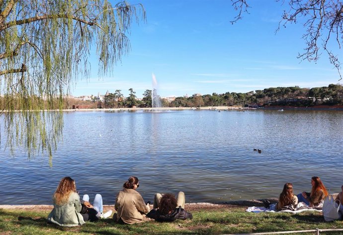Varias personas disfrutan del buen tiempo en la Casa de Campo, a 19 de marzo de 2023, en Madrid (España).