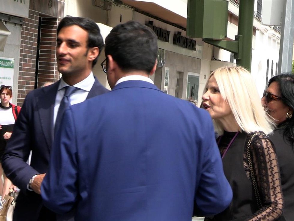 MANUEL VEGA Y EUGENIA MARTÍNEZ DE IRUJO EN LA SEMANA SANTA DE SEVILLA DEL 2023