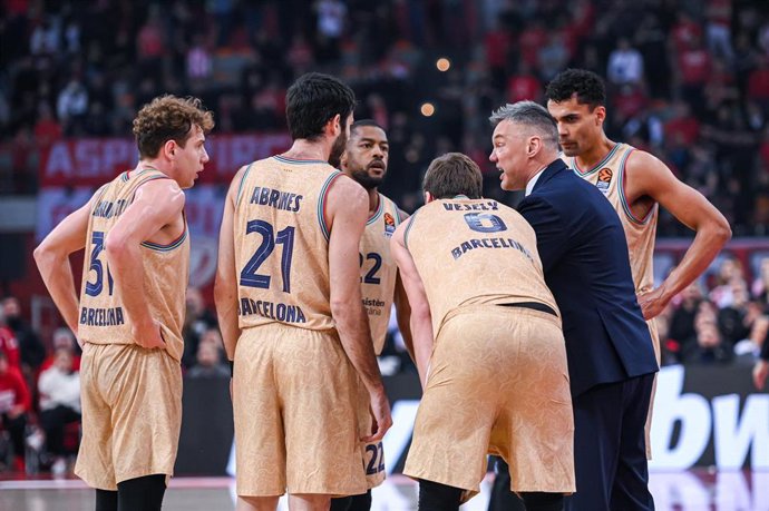 El entrenador Sarunas Jasikevicius del FC Barcelona durante el partido de baloncesto de la Turkish Airlines EuroLeague entre Olympiacos Piraeus y FC Barcelona en el Estadio de la Paz y la Amistad.
