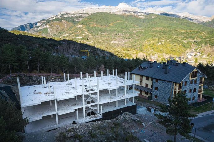 El Ayuntamiento de Villanúa terminará las 23 viviendas paralizadas de una promotora que serán de alquiler regulado