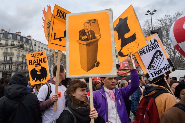 24 March 2023, France, Paris: Demonstrators hold up a sign bearing the effigy of President Macron during a demonstration against pension reforms. Photo: Julien Mattia/Le Pictorium via ZUMA Press/dpa