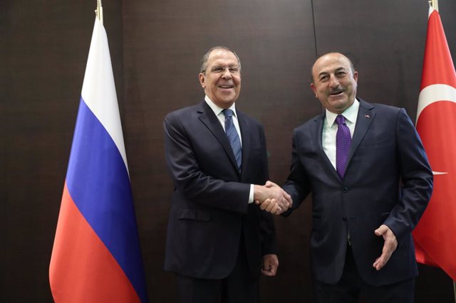 Archivo - dpatop - HANDOUT - 29 March 2019, Turkey, Antalya: Turkish Minister of Foreign Affairs, Mevlut Cavusoglu (R), shakes hands with Russian Minister of Foreign Affairs, Sergey Lavrov, ahead of the seventh meeting of the Turkey-Russia high-level coop
