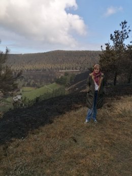 La candidata de Podemos al Principado, Covadonga Tomé, en un monte afectado por los últimos incendios forestales.