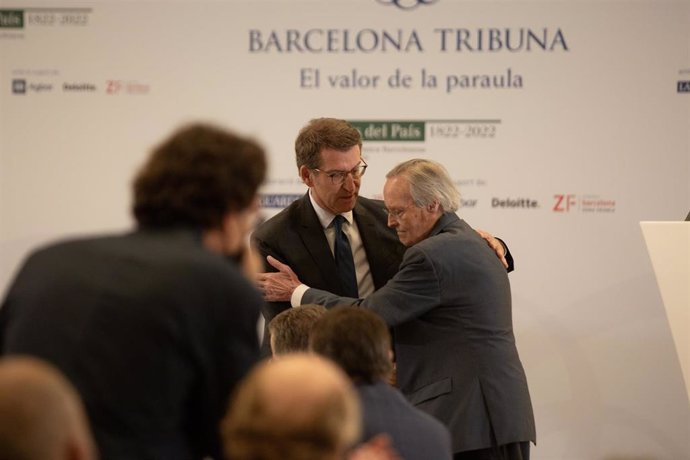 Archivo - El presidente del Partido Popular, Alberto Núñez-Feijóo (i), y el exministro Josep Piqué, en un coloquio en Barcelona el pasado mes de julio.