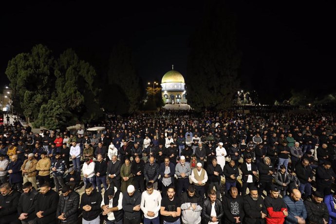Musulmanes en Jersualén, durante la primera oración del día en el mes del Ramadán