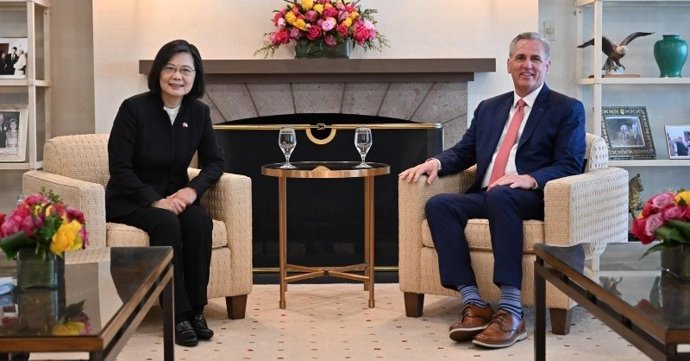 La presidenta de Taiwán, Tsai Ing Wen, con el presidente de la Cámara de Representantes de Estados Unidos, Kevin McCarthy.