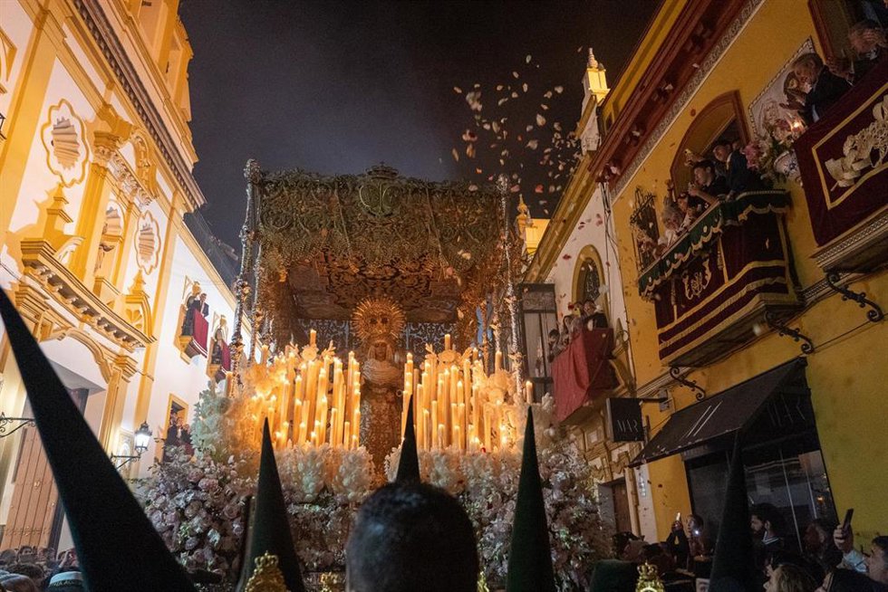 Lluvia de pétalos caen sobre La Virgen Esperanza de Triana  tras salir por la puerta de su capilla para empezar su estación de penitencia, a 7 de abril de 2023, en Sevilla, (Andalucía, España). 