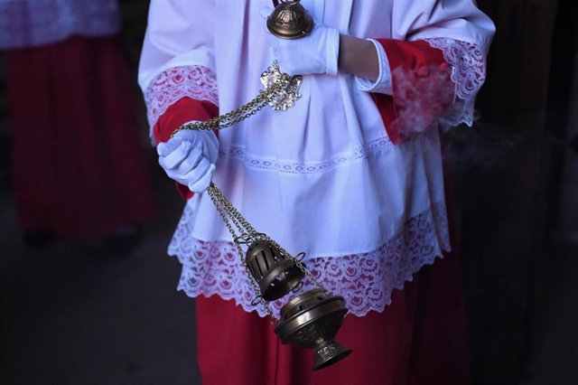 Imagen de archivo de un monaguillo con un incensario durante una procesión